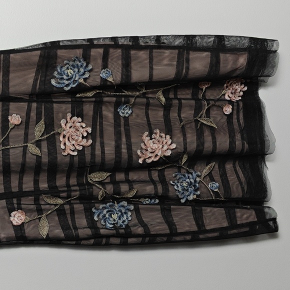 BCBGMAXAZRIA Elegant Floral Embroidered With Mesh Overlay Dress Size 8 - Picture 10 of 16